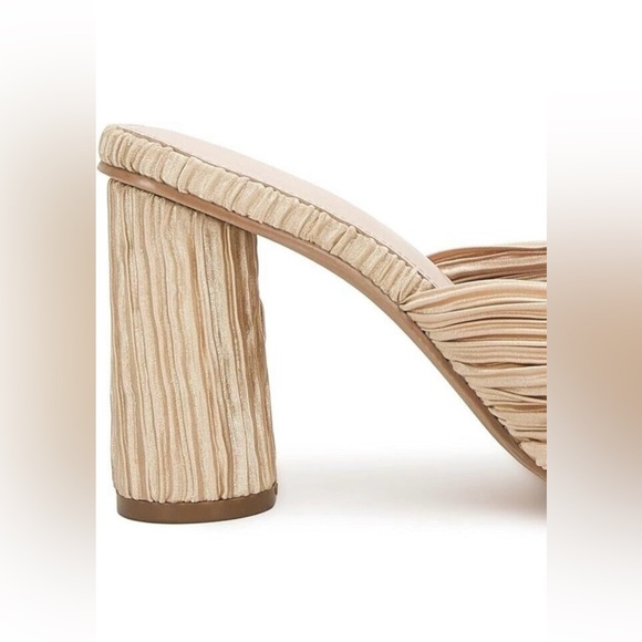 Gold Bow Heels - Picture 6 of 6